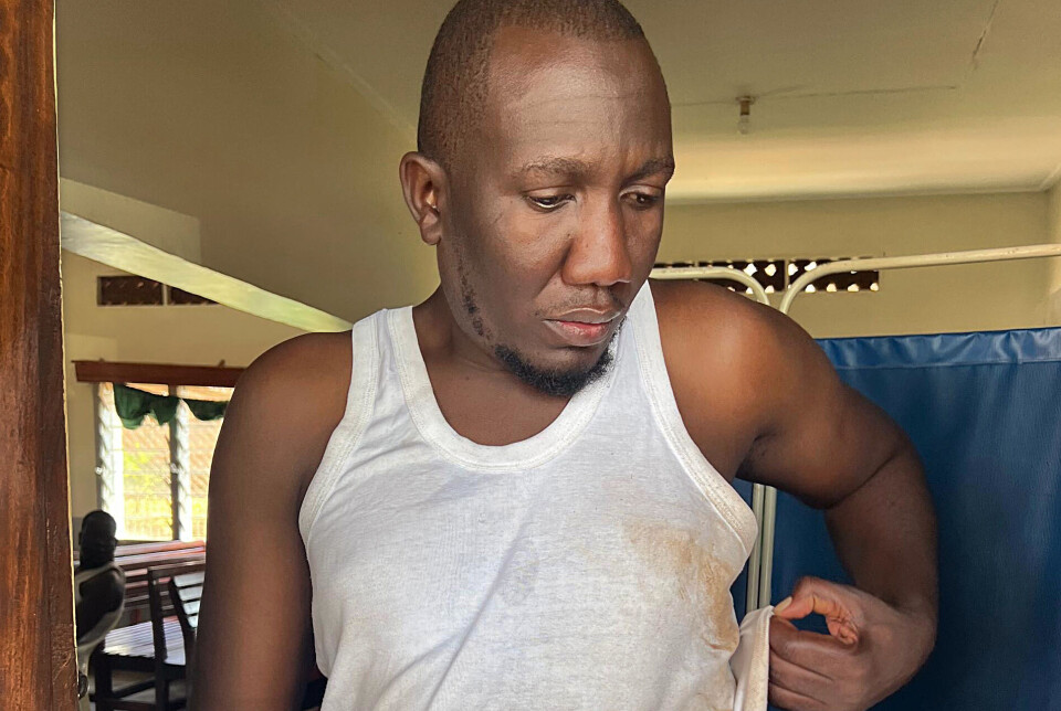 Fotojournalist Abu Lubowa ble banket opp av militæret i Uganda.