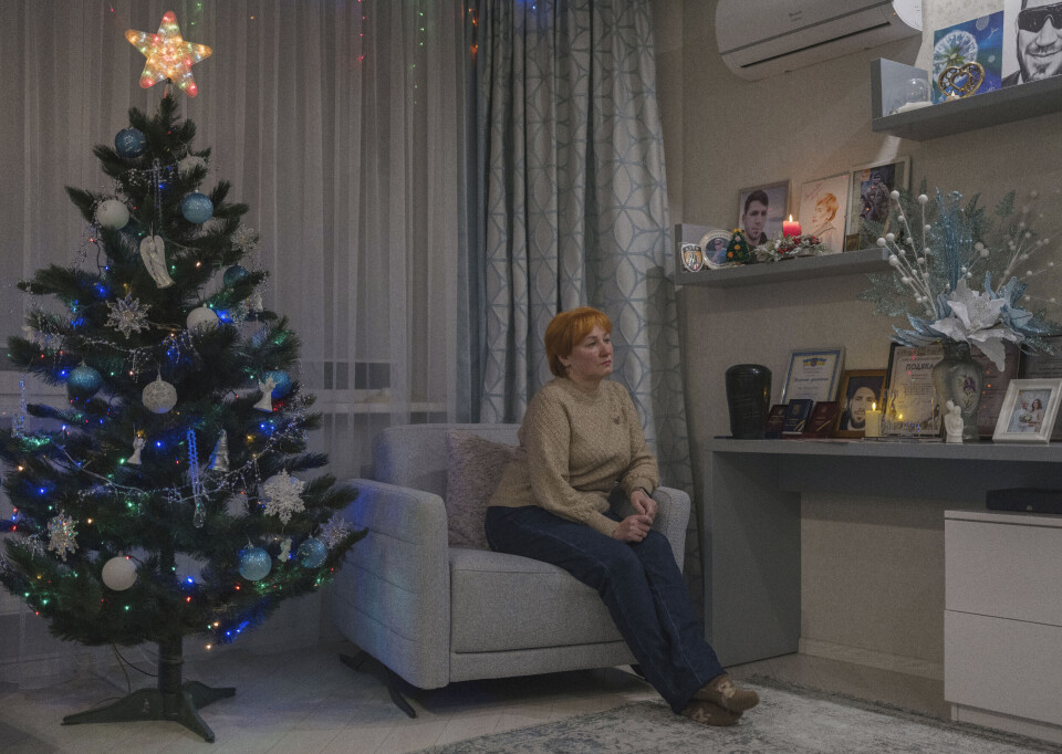 Vira Lytvynenko har ikke gitt opp håpet om å få en offentlig grav til sønnen. Foreløpig står urnen i stua hennes i Kyiv.
