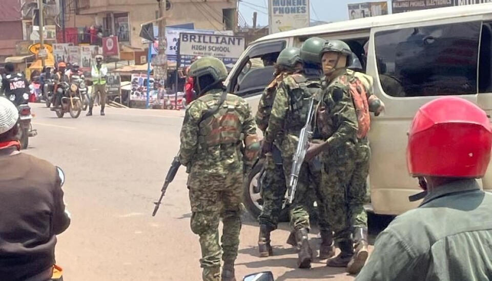 Sikkerhetsstyrkenes bruk av sivile minibusser er ikke ukjent i Uganda. Her blir de pågrepne utsatt for torturlignende metoder.