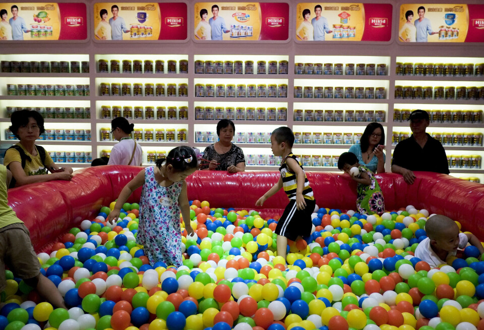 Barn leker i en oppblåsbar ballbinge satt opp av en produsent av morsmelkerstatning i Beijing, Kina.