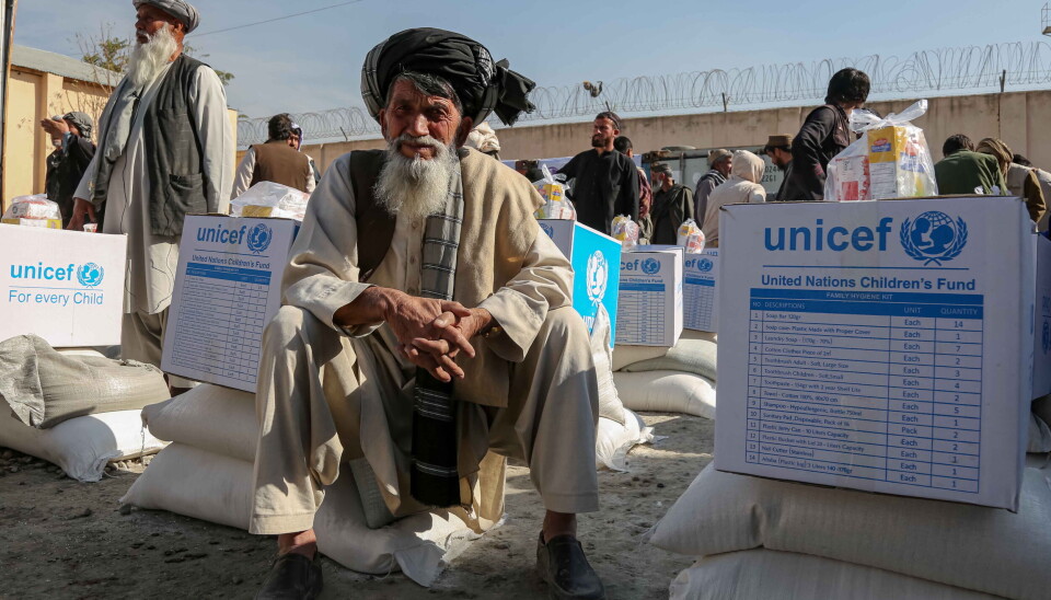 USA kutter nesten all bistand til Afghanistan. Det vil blant medføre at millioner av afghanere mister livsviktig nødhjelp. Bildet er utdeling av nødhjelp til afghanske familier i Kabul tidligere i år.