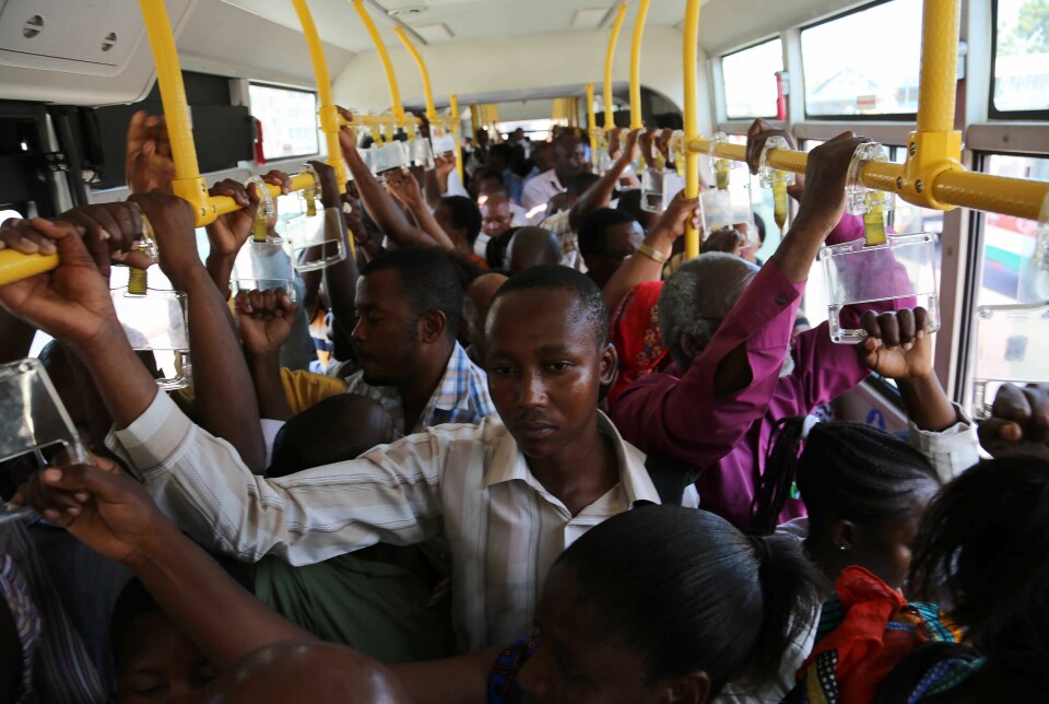 Tanzanias befolkning har vokst fra 7,6 millioner i 1950 til 67 millioner i 2023, ifølge FN. Bildet viser en fullpakket buss i landets største by, Dar es Salaam.