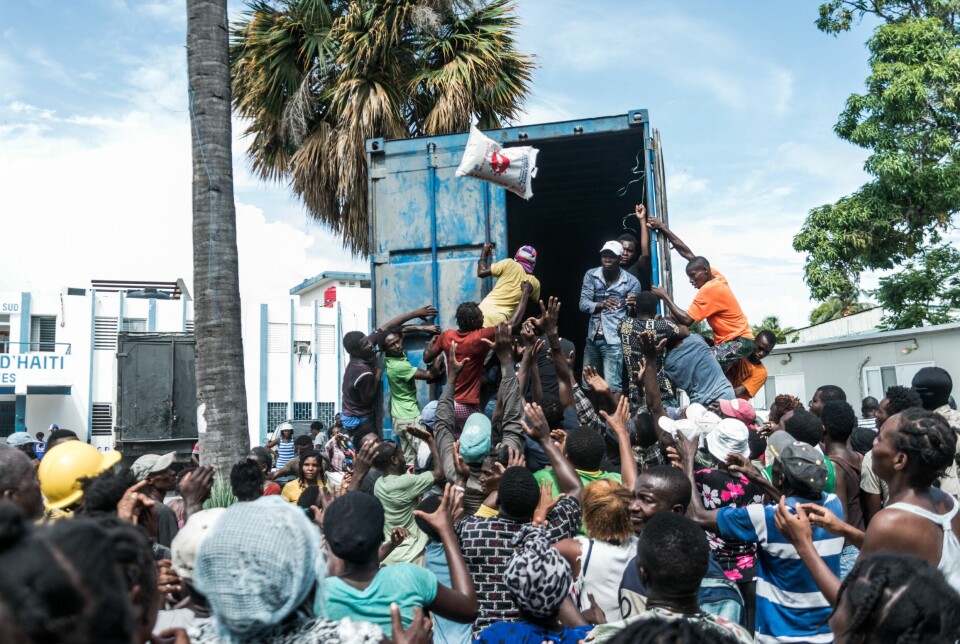 Tankesmien Langsikt ønsker å konsentrere bistanden og rette den mot verdens fattigste land og land rammet av kriser og konflikt. Bildet viser en mann som kaster en sekk ris mot jordskjelvofre i Haiti.
