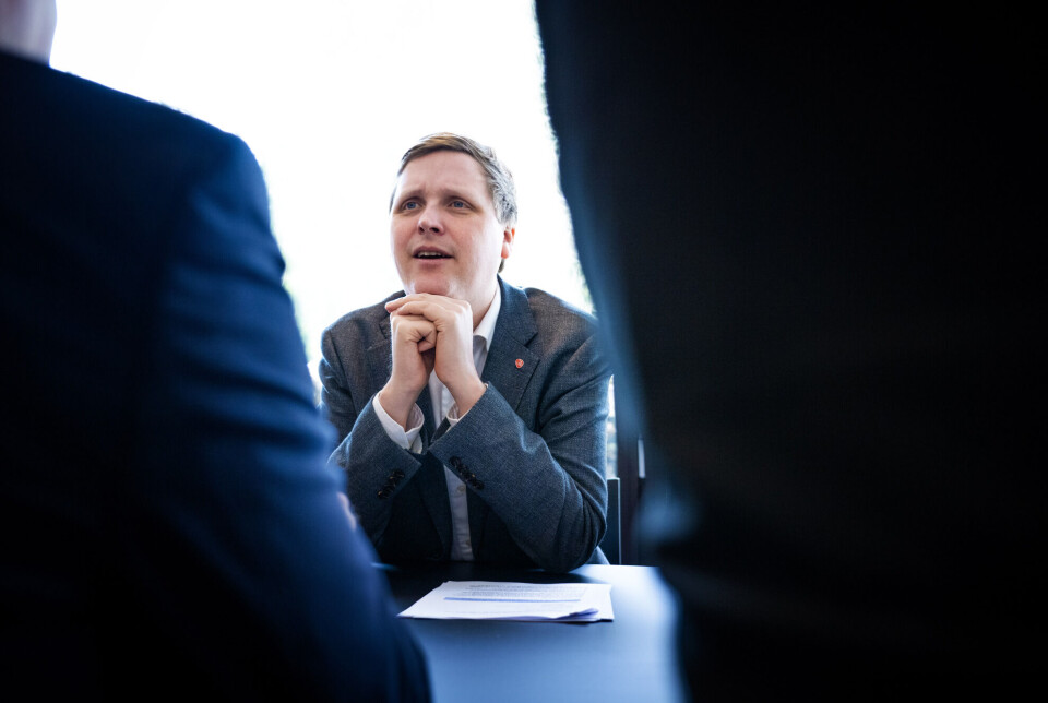 Utviklingsminister Åsmund Aukrust (Ap) lover dialog med hjelpeorganisasjonene om risikodeling i bistandsprosjekter.