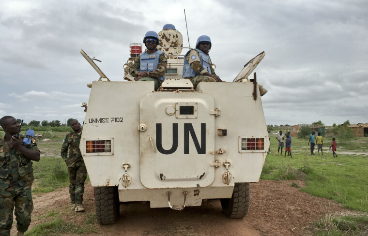 Det er stadig færre FN-soldater på fredsbevarende oppdrag, viser en ny rapport. Bildet viser FN-soldater på jobb i Sør-Sudan.