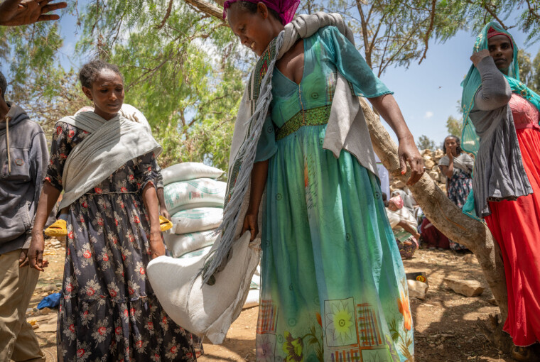 Kirkens Nødhjelps lokale partner Mekane Yesus organiserer humanitærhjelp under tørken i Tigray, Etiopia i 2024. KN-partneren deler her ut såfrø og redskaper for å forhindre sult i kommende sesong.