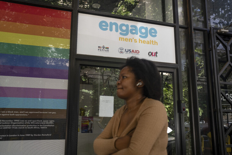 Støtte til hiv-smittede barn og unge i Sør-Afrika er blant tiltakene som er stengt ned på grunn av amerikanske bistandskutt, ifølge en ny rapport fra Amnesty. Bildet er tatt ved inngangen til en klinikk som er blitt steng i Johannesburg.