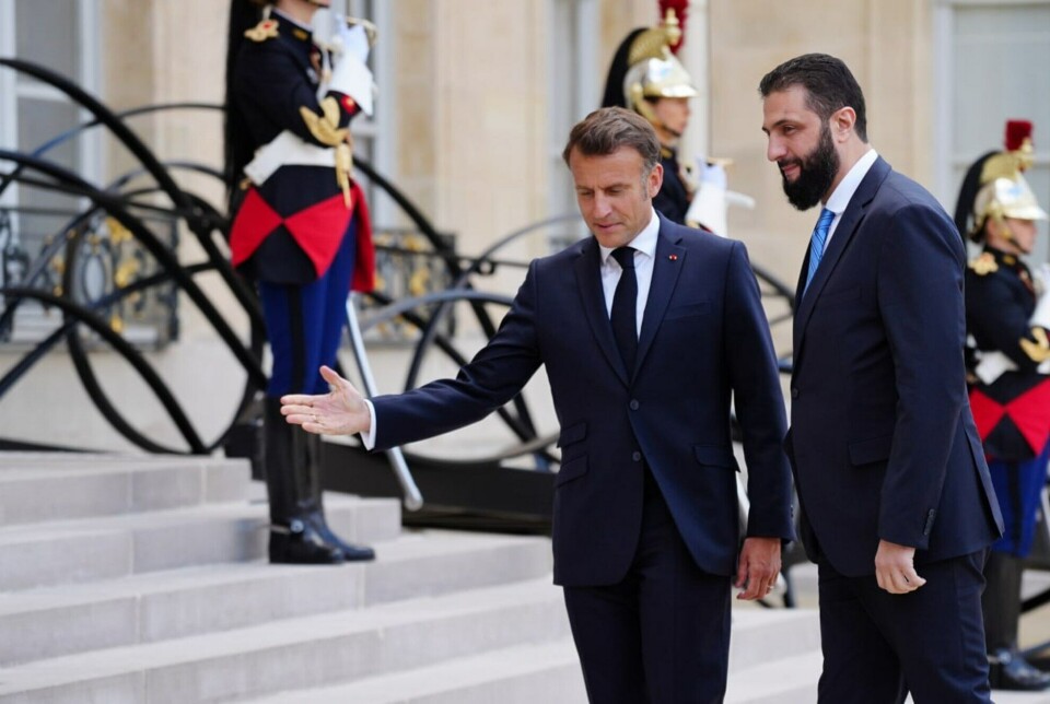 Lederen av Syrias interim-regjering, den tidligere opprørslederen Ahmed al-Sharaa, er en politiker Norge bør kunne samarbeide med, mener Senterungdommen. Her er al-Sharaa på besøk hos Frankrikes president Emmanuel Macron 7. mai i år.