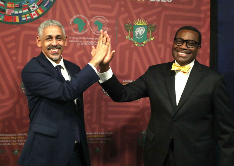 Avtroppende president i Den afrikanske utviklingsbanken (AfDB), Akinwumi Ayodeji Adesina (t.h), og påtroppende president Sidi Ould Tah (venstre), under avslutningsseremonien for bankens årsmøter i Abidjan.