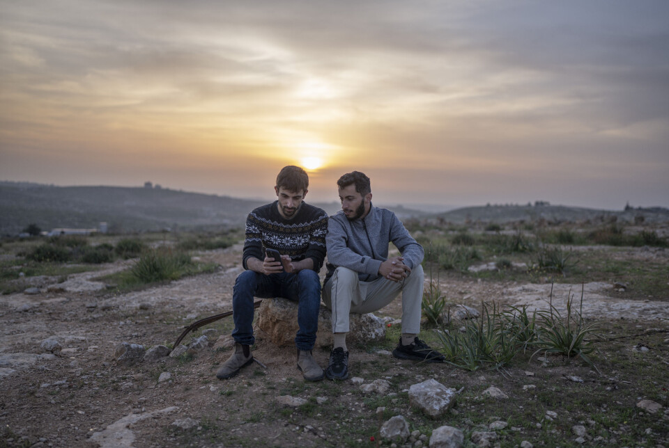 – De ønsker ikke at verden skal se hva som skjer her, sier «No Other Land»-regissør Basel Adra (t.v) om måten journalistbesøket ble stoppet. Her er han sammen med regissørkollega Yuval Abraham utenfor landsbyen Susya på Vestbredden.