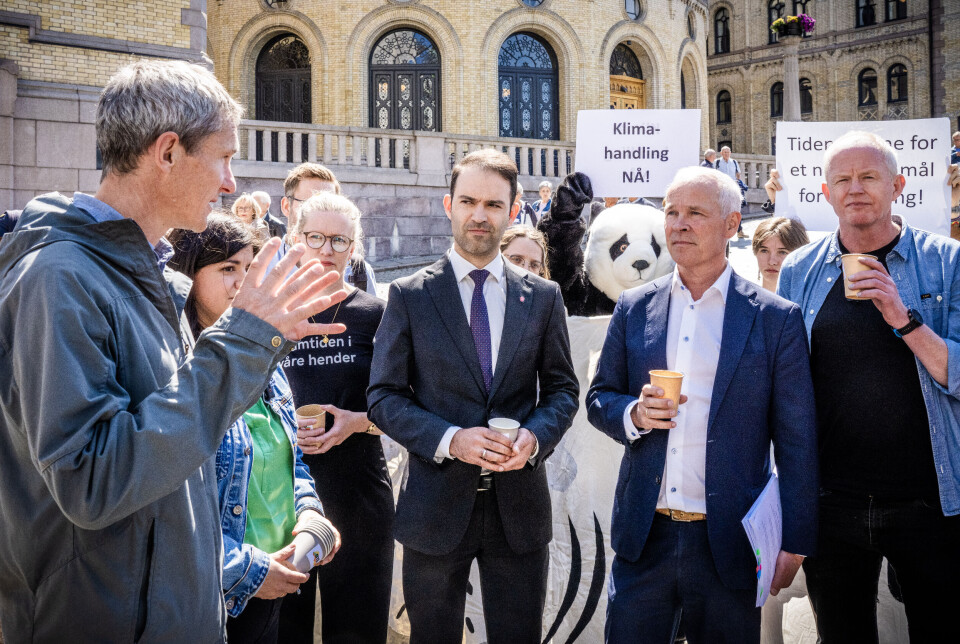 Medlemmer av Energi- og miljøkomiteen Mani Hussaini (Ap), Jan Tore Sanner (H) og Lars Haltbrekken (SV) møtte klimabevegelsen utenfor Stortinget tirsdag.
