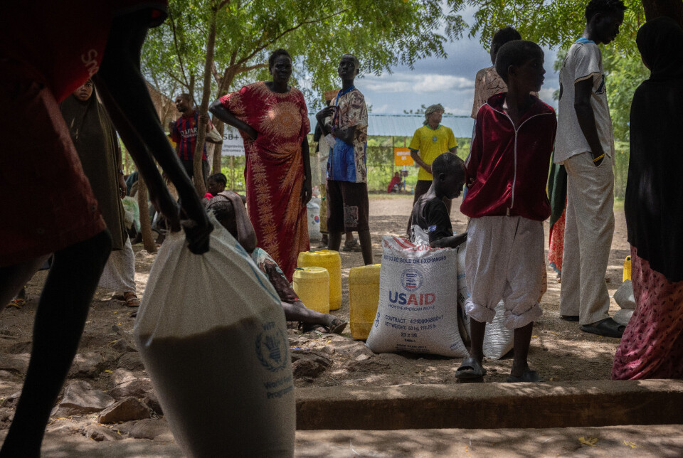 Flyktninger i Kakuma henter matrasjoner som skal vare i to måneder. Etter de siste kuttene får de nå kun 28 prosent av det anbefalte ernæringsbehovet. Mange forteller at maten tar slutt etter få dager.