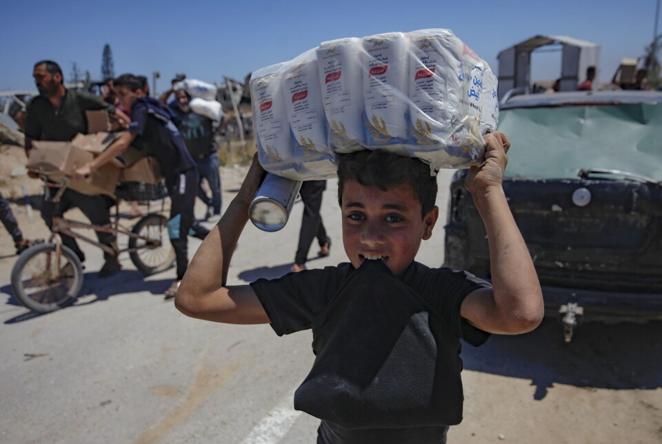 En palestinsk gutt har fått mel fra organisasjonen Gaza Humanitarian Foundation (GHF), som er ledet av USA og støttet av Israel.