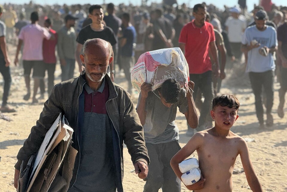 Palestinere henter nødhjelp ved et GHF-senter i Rafah 27. mai.