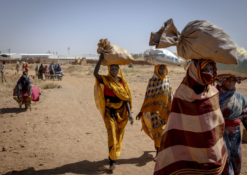 Kvinner på flukt i Omdurman i utkanten av Sudans hovedstad Khartoum. En brutal borgerkrig herjer i landet, og det er store humanitære behov. Likevel kutter flere land i bistanden til Sudan.