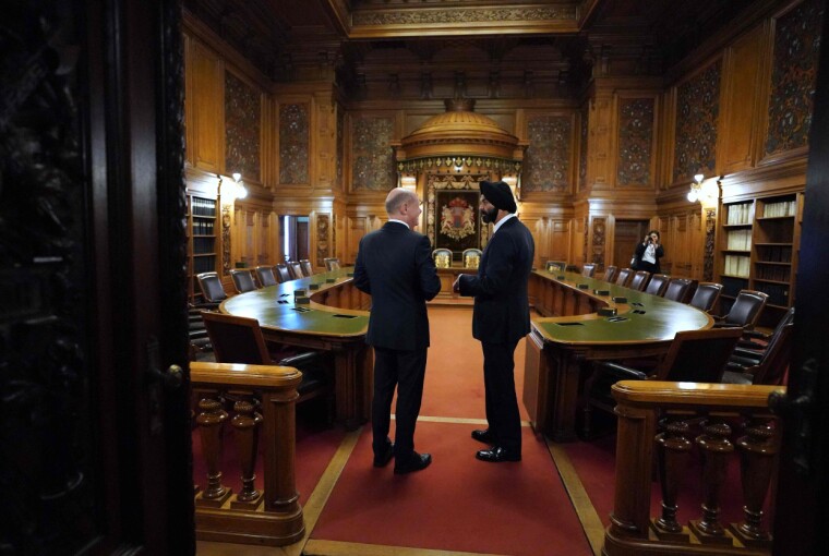 Tysklands forbundskansler Olaf Scholz og Verdensbankens president Ajay Banga på fjorårets konferanse i Hamburg.