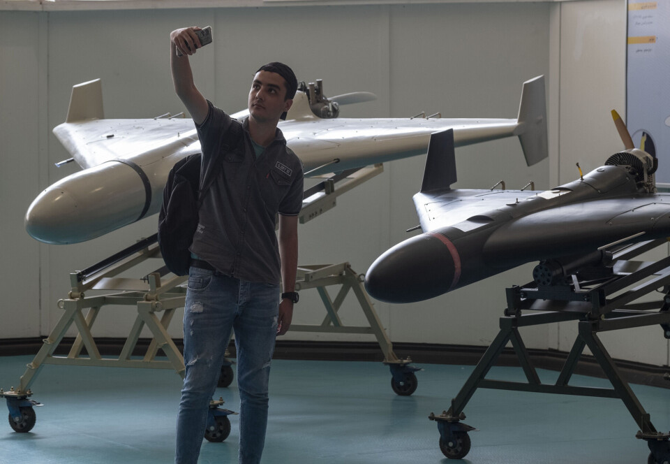 Produksjonen av Shahed-droner ved den russiske Alabuga-fabrikken er basert på deler levert av Iran. Her tar en iransk skoleungdom bilde av seg selv foran de livsfarlige kamikaze-dronene.