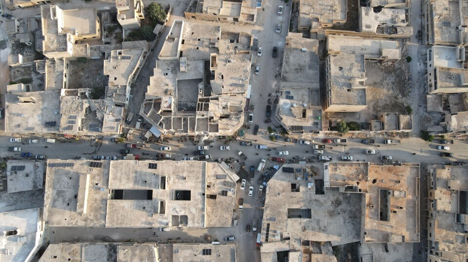 Bildet viser folk som kjører til markedet før Eid al-Adha i Idlib, Syria. Flere syrere har gradvis begynt å vende hjem.