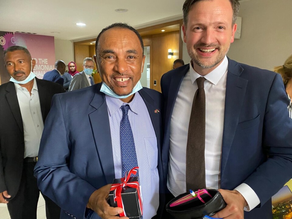 Protokoll-medarbeider Tarik Kamal Ibrahim og daværende utviklingsminister Dag-Inge Ulstein (KrF) under sistnevnte sitt besøk til Sudan i august 2021.