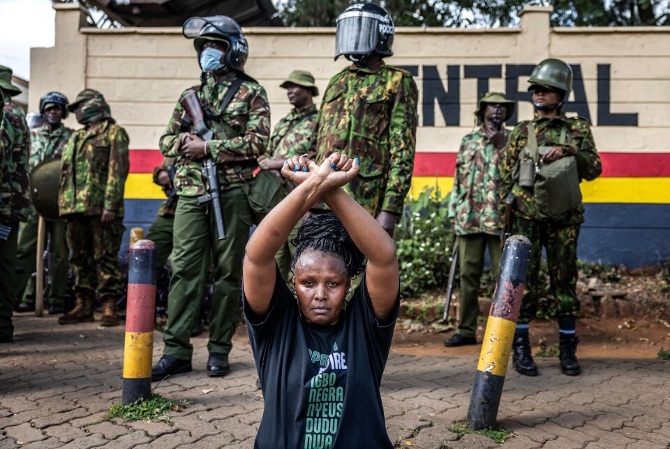 En demonstrant sitter utenfor inngangen til politistasjonen i Nairobi, Kenya, under en protest mot at bloggeren Albert Ojwang døde i politiets varetekt 7. juli.
