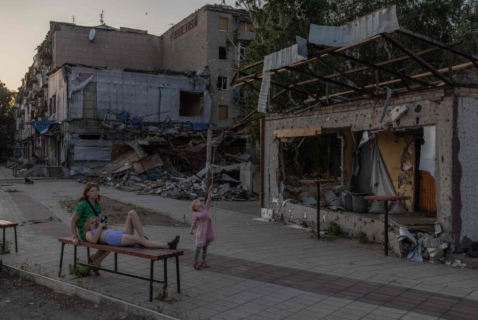 En familie slapper av i Kostyantynivka, øst i Ukraina, i juni 2024. Det siste året har Russland intensivert kampene her, for å erobre hele Donetsk. Så langt har de møtt hard motstand, men nå har det russiske militæret sagt at området er en viktig del av årets sommeroffensiv.