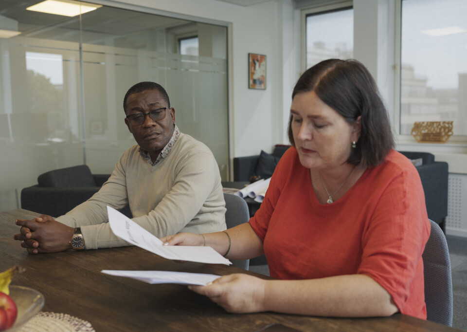 – Kuttene rammet helsesystemet hardt og kvinner og barn har dødd som følge av dette, sier Abbé Edouard Makimba, direktør for Caritas Kongo når han besøker kollega Ingrid Rosendorf Joys.