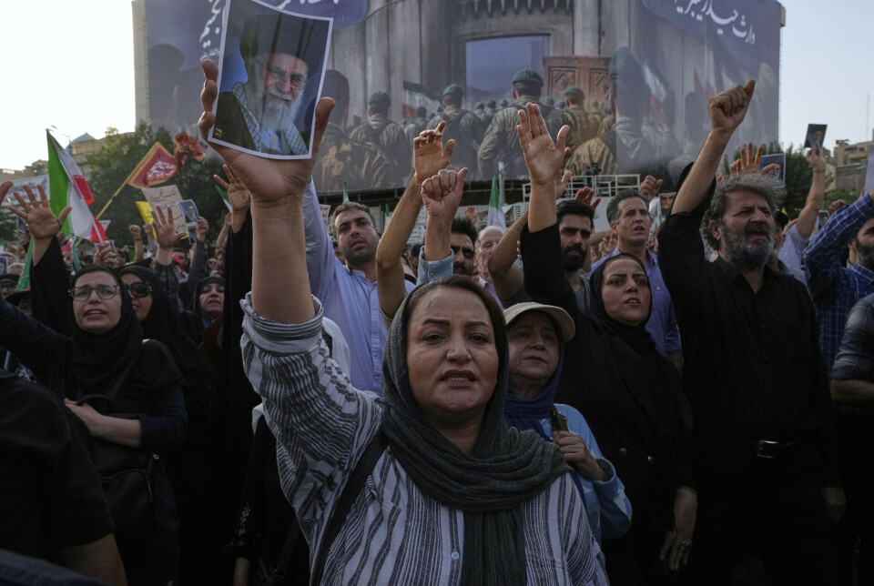 Demonstranter i Teheran holder opp plakater som viser den øverste lederen Ayatollah Ali Khamenei under en protest mot de amerikanske angrepene på iranske atomanlegg søndag 22. juni. Mange iranere samler seg rundt regimet som følge av trusselen utenfra, men det finnes også grupper som håper på et regimeskifte.