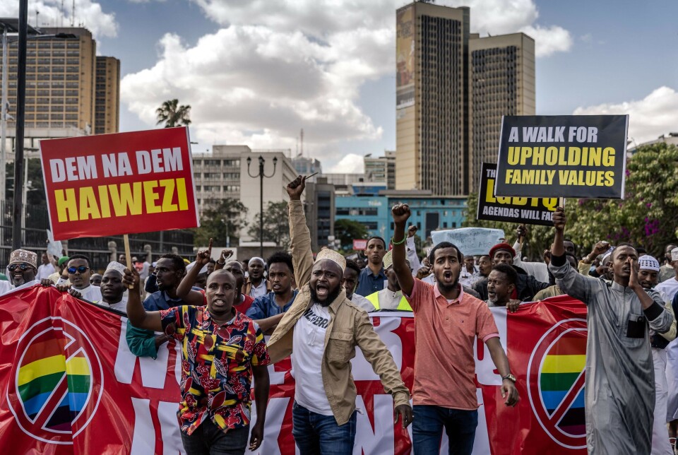 Demonstranter fra ulike religiøse grupper marsjerer mot det kenyanske parlamentet i Nairobi, mens de demonstrerer mot LHBTQ-rettigheter i oktober 2023.