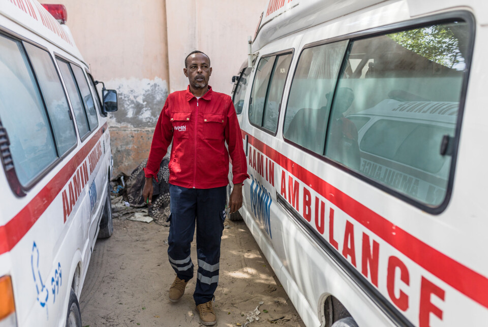 En helsearbeider i Aamin Ambulance var blant de første på stedet etter at en bilbombe drepte 82 mennesker i Mogadishu, Somalia, 1. januar 2020.