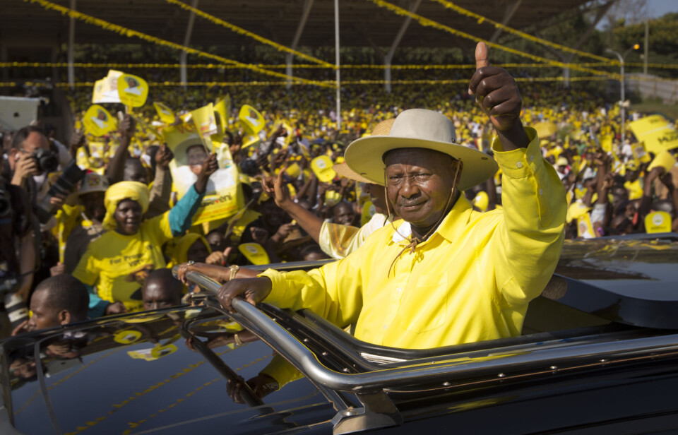 Ugandas mangeårige president Yoweri Museveni vinker til tilhengere fra soltaket på bilen sin ved ankomst til et valgmøte på Kololo Airstrip i Kampala, Uganda, i 2016.