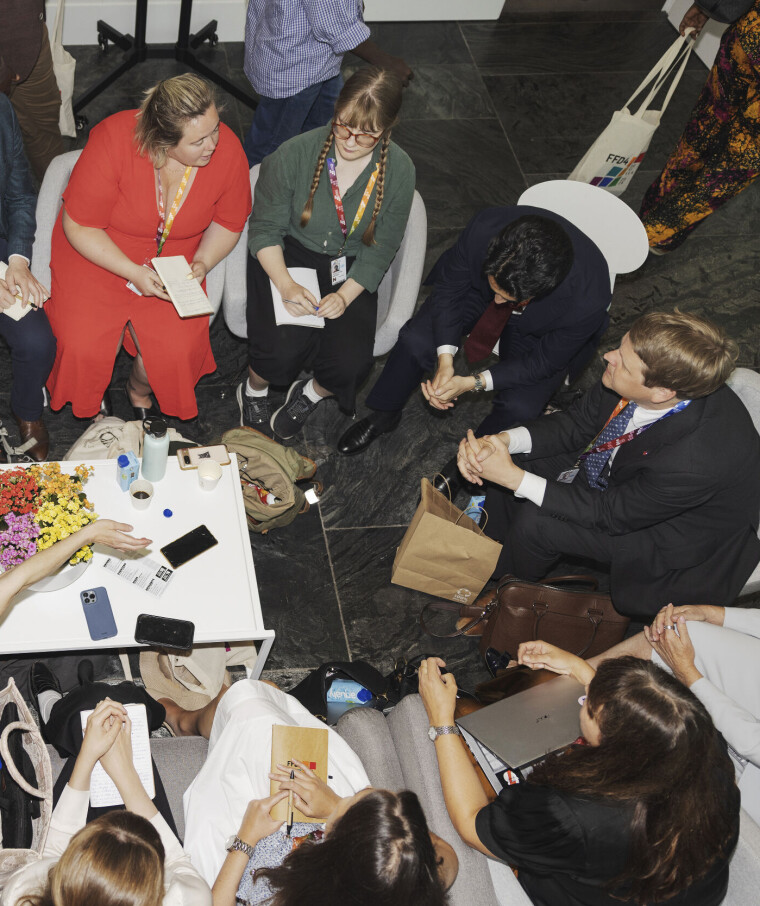 Åsmund Aukrust har et kjapt stopp med den norske sivilsamfunnsdelegasjonen på FFD4, med representanter fra Redd Barna, Changemaker, Forum for utvikling og miljø, Debt Justice Norway og Sex og politikk.