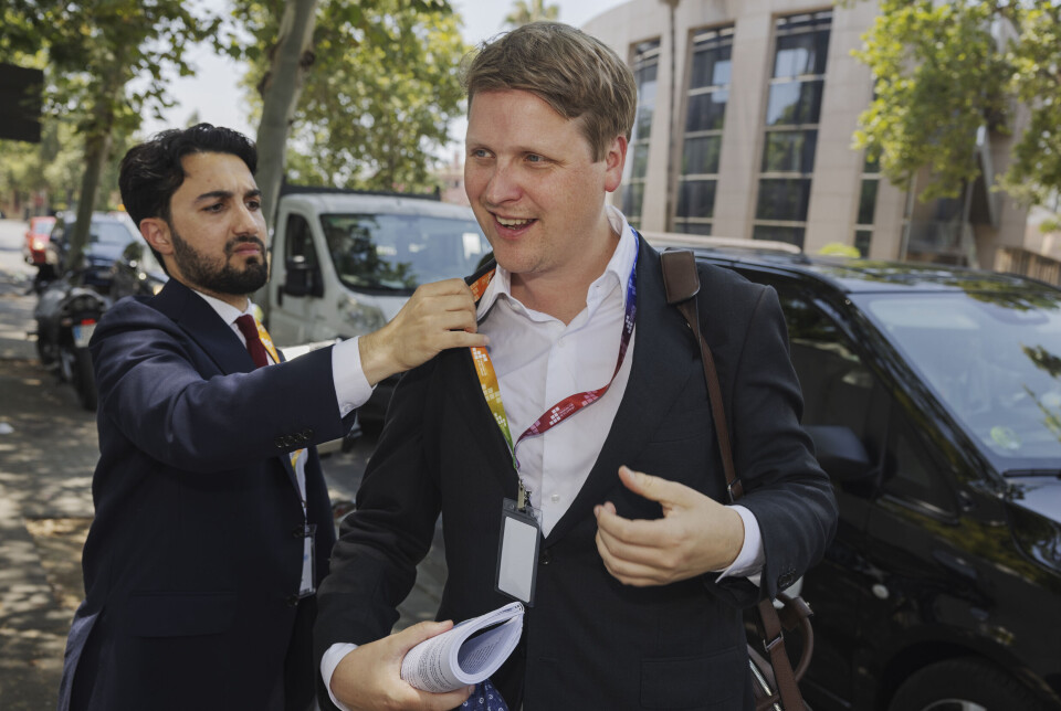 Jafar Haidar retter på Aukrusts dress før intervju med Devex. Dresskoden på konferansen skulle være «cool UN», men det ble dress.