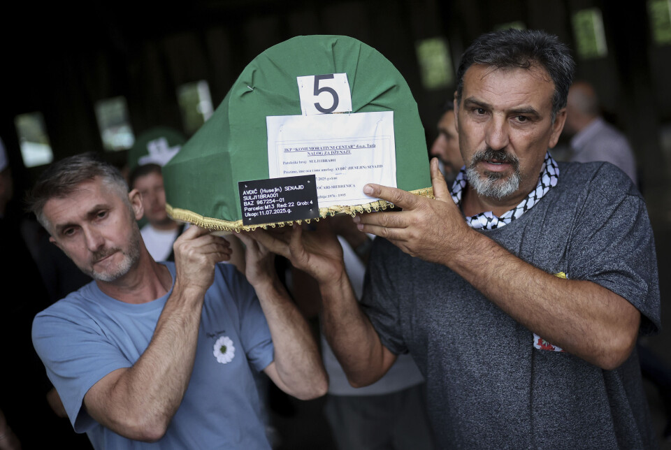 Muslimske menn bærer en kiste med levningene til et offer for folkemordet i Srebrenica i 1995, før massebegravelsen i Potocari i Bosnia, torsdag denne uken.