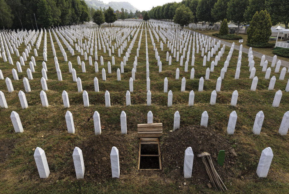Minnesenteret for folkemordet i Srebrenica og en nygravd grav før en massebegravelsesseremoni i Potocari, Bosnia, torsdag denne uken.