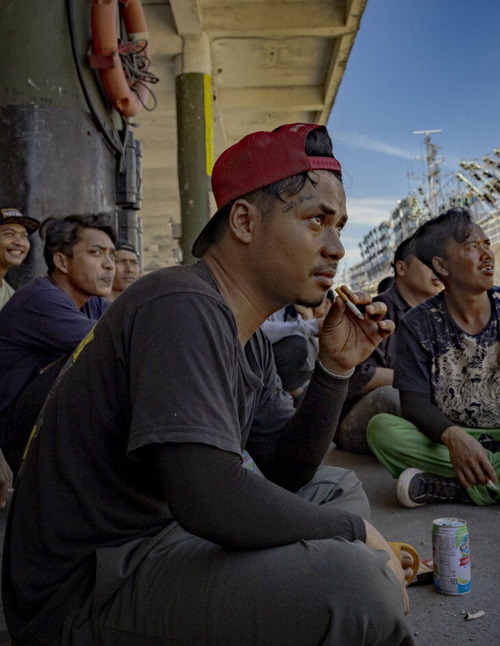 En gruppe indonesiske fiskere hviler ved Ch'ien-chen fiskehavnen i Kaohsiung i Taiwan.
