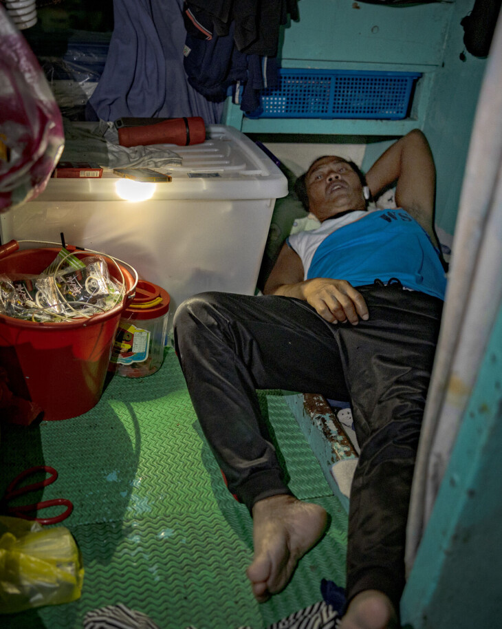 Indonesiske Ramon hviler i det bittelille rommet sitt ombord på fiskebåten, som ligger til kai i Donggang i Taiwan.