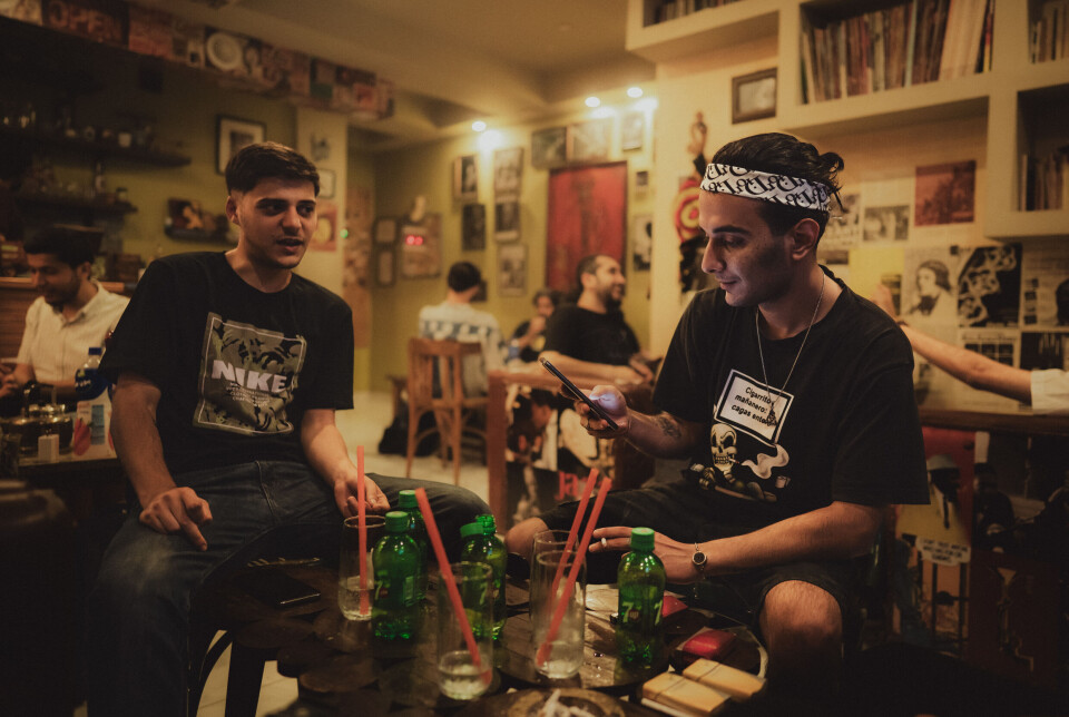 Vennene Sarkis og Daoud slår ihjel tid og snakker om musikk på en kafé, som er et populært møtested for Latakias unge kunstnere.