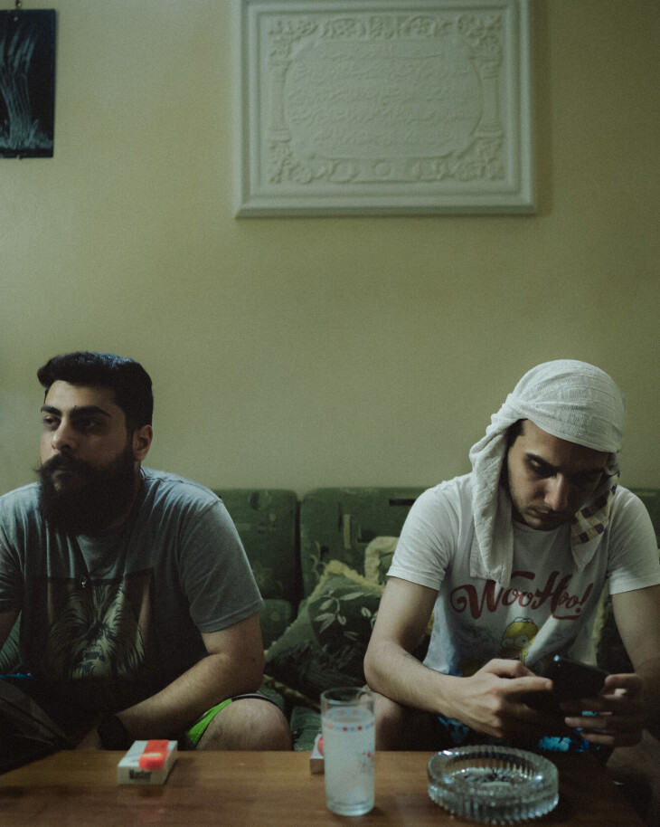 Sirius og Daoud er venner og kolleger, og kvelden før opptredenen møtes de hjemme hos Daoud.