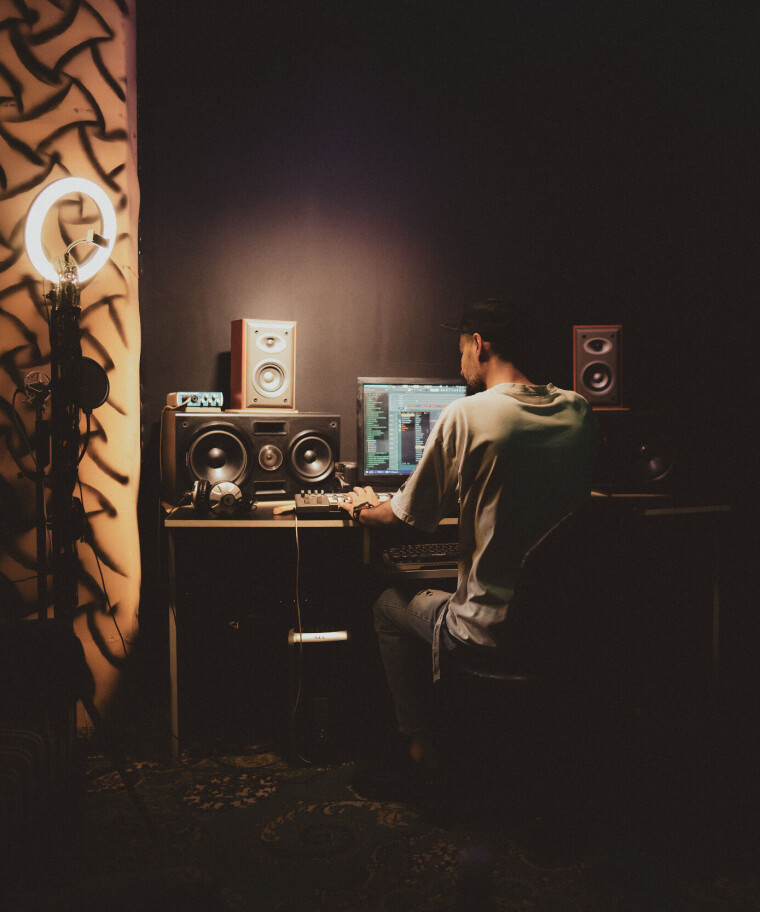Haydar Shabaan ønsker unge musikere velkommen i studioet sitt. Daoud er en av dem.