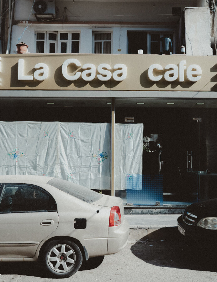 Kafeen La Casa café er et av få steder som lar rapperne bruke lokalene deres.