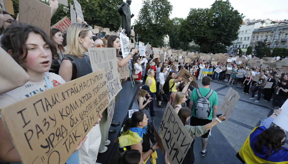 Demonstrantar held oppe bannarar i Lviv, vest i Ukraina, denne veka.
