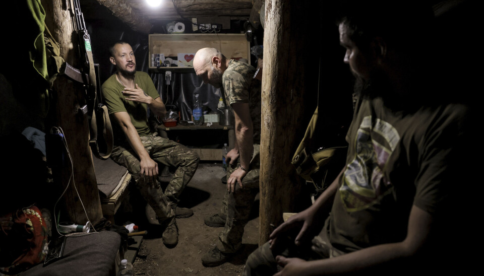 Ukrainske soldatar i skyttargraver ved fronten i Donbass, samstundes som demonstrasjonane går føre seg andre stader i Ukraina.