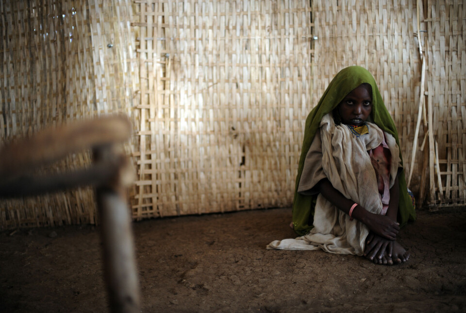 En ung jente venter utenfor et hjelpesenter drevet av Leger Uten Grenser i Kuyera, Etiopia.