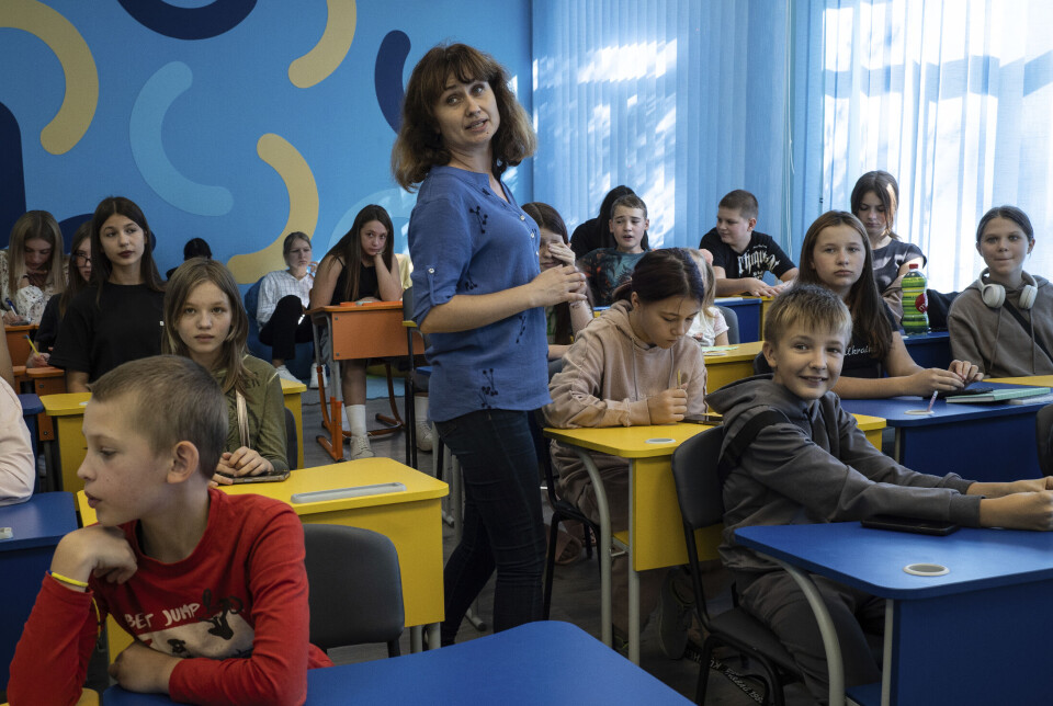Læreren Oksana Galushko underviser i Snihurivka i det krigsherjede Ukraina, der Global Partnership for Education støtter utdanningssystemet.