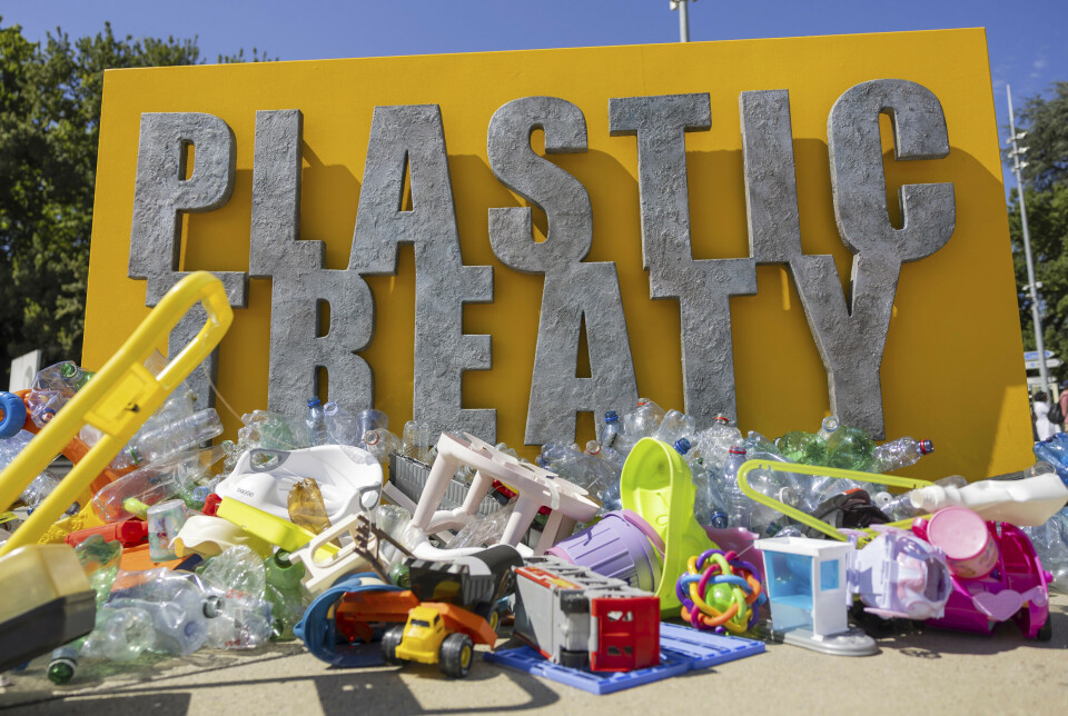 FN-forhandlingene om en global plastavtale holdes i Genève. I den anledning ble flere plastgjenstander plassert utenfor FNs europeiske hovedkvarter i byen.