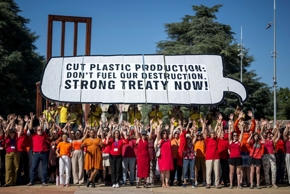 Aktivister demonstrerer foran FNs kontorer i Genève 4. august 2025. Fra 5. til 14. august forsøker verdens land å komme til enighet om en global avtale mot plastforurensning.