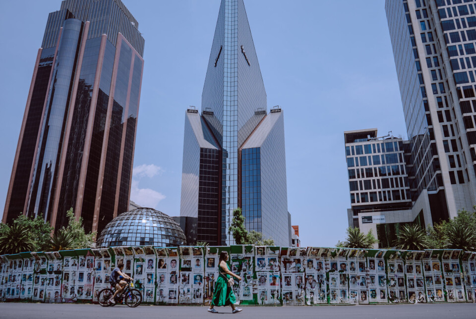 «De savnedes rundkjøring» i Mexico City. Veggen, som er over 100 meter i omkrets, er dekket av plakater av ofrene for Mexicos forsvinningskrise.