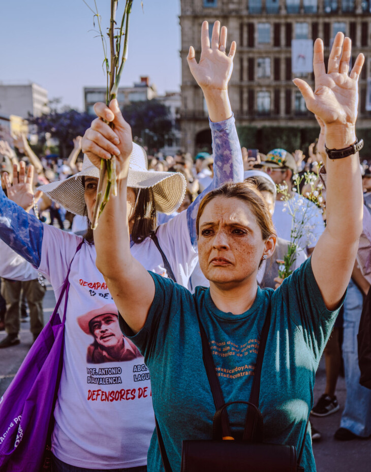 Selv om politiet har funnet et lik og to bortførte personer på Jalisco-gården, har det ikke ført til videre etterforskning. I Mexico City er det regelmessige demonstrasjoner.