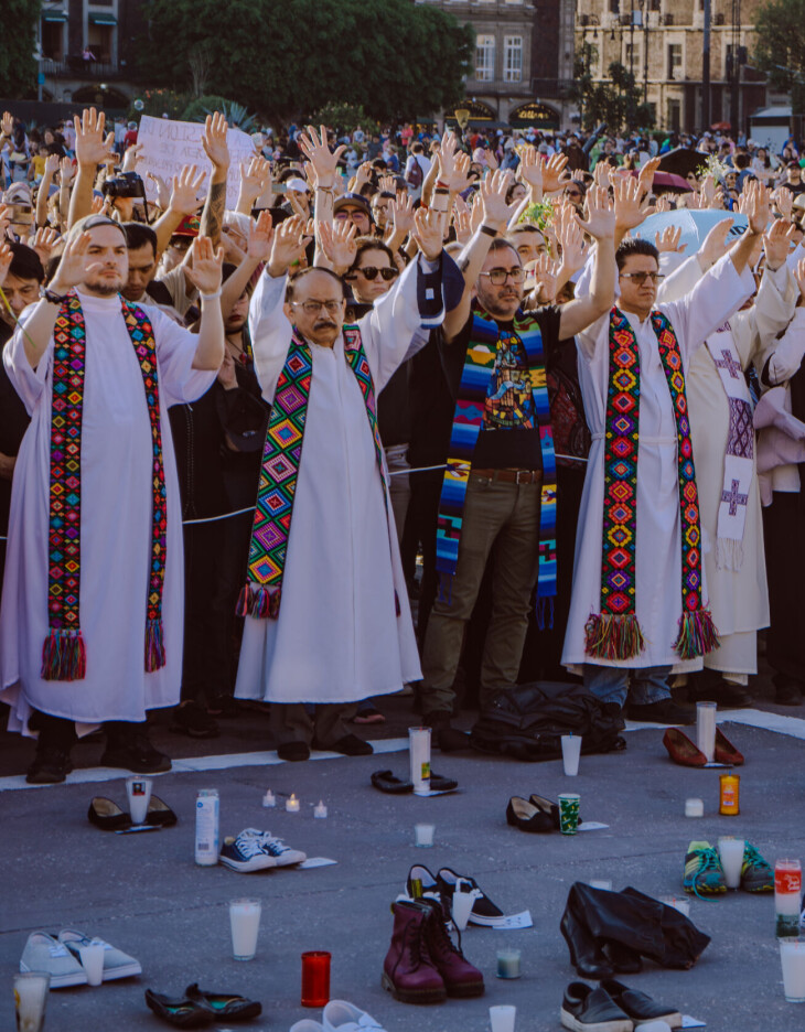 På torget Zócalo i Mexico by holdes fellesbønn under en protestaksjon mot myndighetenes håndtering av saken på en gård i Jalisco.