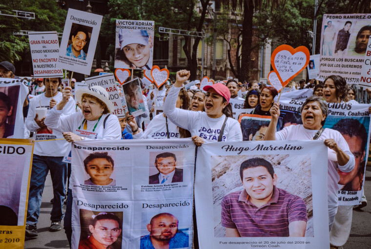 «Hvor er de, våre barn, hvor er de?» roper demonstrantene, som kommer fra hele landet for å delta i den årlige demonstrasjonen i Mexico City på morsdagen.